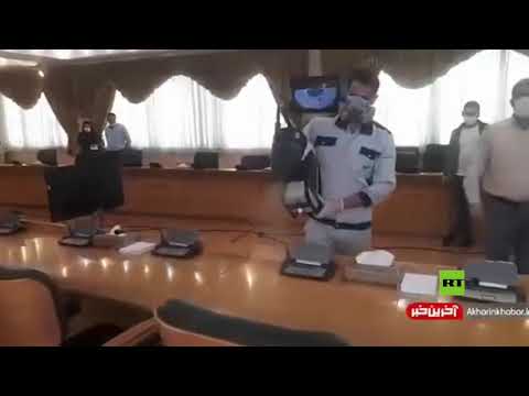 شاهد تعقيم قاعة مسؤول إيراني قبل مؤتمره الصحافي