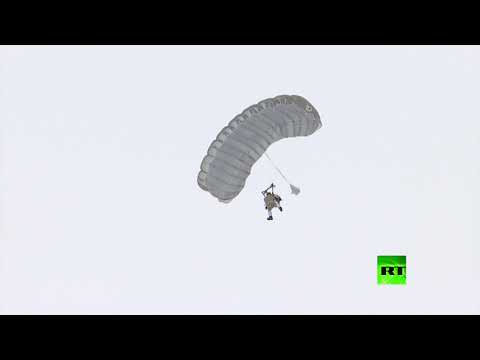 شاهد فريق من المظليين الروس يقفز من ارتفاع 10 آلاف متر في ظروف قطبية قاسية
