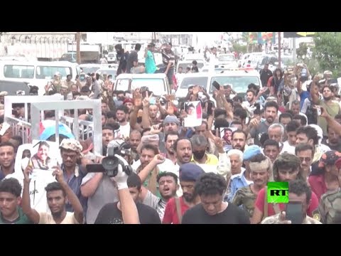 المئات في عدن يشيعون الصحافي نبيل القعيطي
