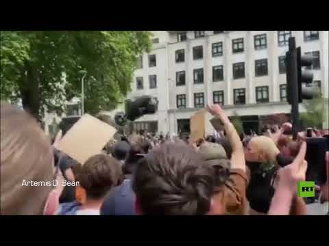 شاهد محتجون ضد العنصرية يحطمون تمثالًا لتاجر عبيد في بريطانيا
