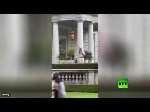 رجل وامرأة يوجهان سلاحًا ناريًا إلى المتظاهرين في أميركا