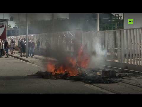 شاهد عمال نيسان يحرقون الإطارات احتجاجًا على إغلاق المصانع في كاتالونيا